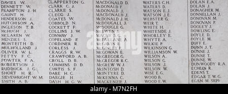 Einige der Tausende von Britisches Namen inscripted in den weißen Wänden der Flanders Fields Ypern Menin-tor Kriegerdenkmal Stockfoto