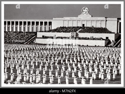 1930 Die NS-Propaganda Bild von Nürnberg Rally Reichsparteitag Reich Parteitag. Es war die jährliche Rallye der Nsdap in Deutschland, von 1923 bis 1938 statt. Sie waren große Nazi Propaganda Veranstaltungen, insbesondere nach Adolf Hitlers Aufstieg zur Macht im Jahre 1933. Diese Ereignisse wurden auf dem Reichsparteitagsgelände in Nürnberg von 1933 bis 1938 abgehalten und sind in der Regel als "Reichsparteitage" bezeichnet. Stockfoto