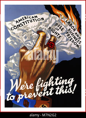 WW2 der 1940er Jahre amerikanische Propaganda Poster' Wir kämpfen zu dieser'' verhindern mit einer Hand, mit dem nationalsozialistischen Hakenkreuz auf einem Ring und Shirt Hülse, Zerkleinerung und brennenden Kopien der amerikanischen Verfassung" und der "Bill of Rights", und ein Dokument mit der Bezeichnung "Arbeit und unternehmerische Freiheit." Stockfoto