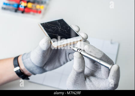 Close-up Fotos, Prozess der Handy Reparieren, Ändern der Bildschirm. Stockfoto