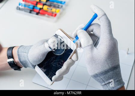 Close-up Fotos, Prozess der Handy Reparieren, Ändern der Bildschirm. Stockfoto