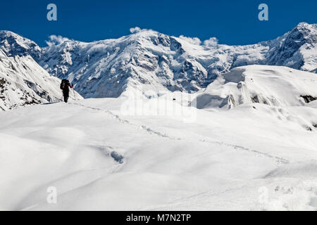 Einsame weibliche Wanderer mit grossen Rucksack, in den Tien Shan Gebirge in Kirgisistan Stockfoto