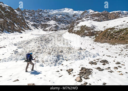 Einsame weibliche Wanderer im Tien Shan Gebirge in Kirgisistan. Stockfoto