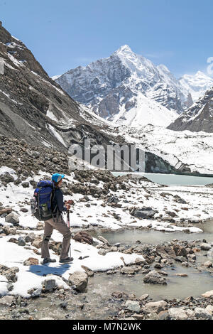 Einsame weibliche Wanderer im Tien Shan Gebirge in Kirgisistan. Stockfoto