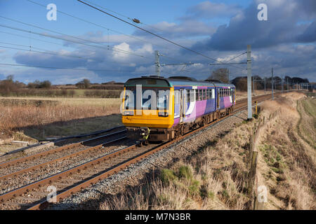 Eine nördliche Bahn Klasse 142 Pacer zug Treales (westlich von Salwick) mit einem Preston - Blackpool South Zug Stockfoto