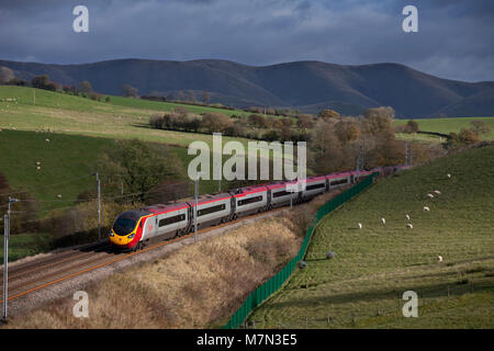 Ein Virgin Trains Westküste pendolino Zug Beckhouses, nördlich von Oxenholme, Cumbria auf der West Coast Main Line Eisenbahn Stockfoto