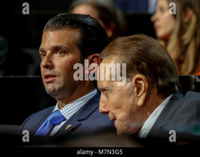 Cleveland, Ohio, USA, 18. Juli 2016 Donald Trump jr. sitzt neben dem ehemaligen Senator Robert Dole (Republikaner aus Kansas) in der Familie Sitzecke im Quicken Sports Arena während der Republikanischen National Nominating Convention Stockfoto