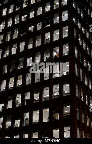 Leeren Büros in einem Bürohochhaus in der Nacht mit Beleuchtung auf, Montreal, Quebec, Kanada Stockfoto
