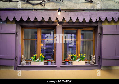 Kunst Fenster mit violetten Fensterläden aus Holz und Blumentöpfe mit Blumen, Design Element und Spielzeug, vintage Dekor Stockfoto