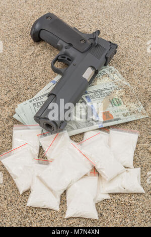 Konzept für Drogenhandel, Drogenkartelle, Drogen, Geld, USA/Nordamerika opioid Epidemie, Mexiko-USA-Grenze des Drogenhandels, MS 13. Heroin ist oft off-white. Stockfoto