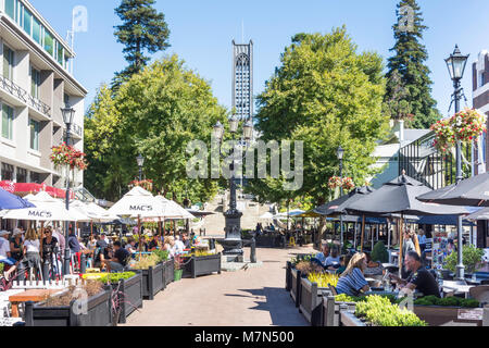 Pflaster Restaurants und Christus Kirche Trafalgar Street, Nelson, Nelson, Neuseeland Stockfoto