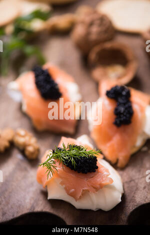 Canapés mit geräuchertem Lachs und Kaviar Stockfoto