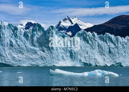 Perito Moreno-Gletscher und Anden, Parque Nacional Los Glaciares, UNESCO-Weltkulturerbe, El Calafate, Argentinien Stockfoto