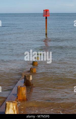 Groyne Holz- Strand bei Flut auf einem ruhigen Sommertag. Fawlish Warren, Devon, Großbritannien. Sommer, 2017. Stockfoto