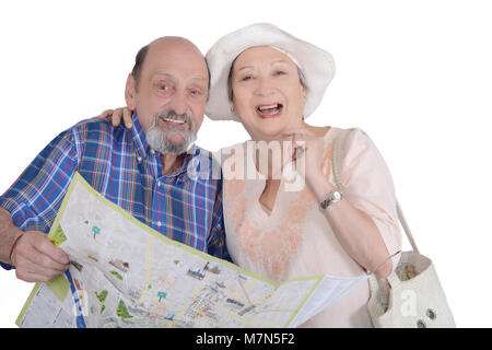 Portrait von Senior Paar mit Karte suchen Sehenswürdigkeiten. Travel Concept. Isoliert weißer Hintergrund Stockfoto