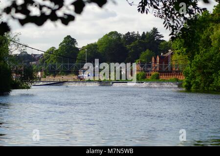 Trews Wehr Hängebrücke überspannt den Fluss Exe auf einem Sommertag. Exeter, Devon, Großbritannien. 2017. Stockfoto