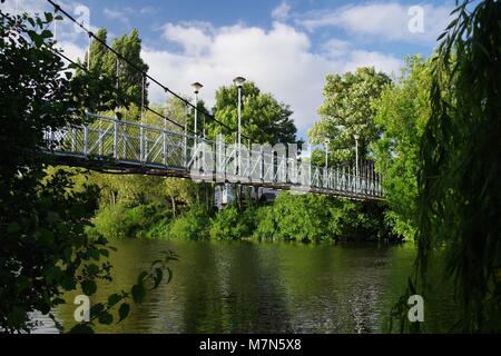 Trews Wehr Hängebrücke überspannt den Fluss Exe auf einem Sommertag. Exeter, Devon, Großbritannien. 2017. Stockfoto