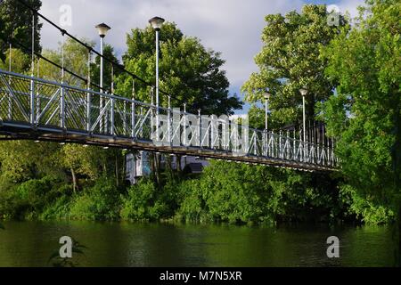 Trews Wehr Hängebrücke überspannt den Fluss Exe auf einem Sommertag. Exeter, Devon, Großbritannien. 2017. Stockfoto