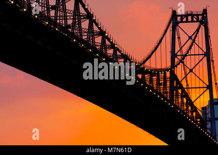 Bridge im Sonnenuntergang. Hercílio Luz in Florianópolis/SC, Stockfoto