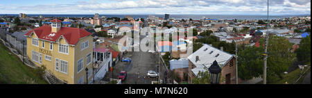 Panoramablick von Punta Arenas und die Magellanstraße. Patagonien, Chile, Südamerika Stockfoto