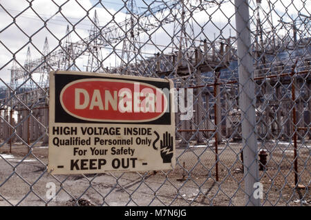 Die Gefahr Zeichen außerhalb der elektrischen Unterstation Stockfoto