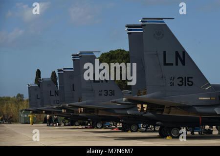 F-15E Strike Eagles, die 492Nd Fighter Squadron der Royal Air Force Lakenheath, England zugewiesen sind, inszeniert auf der Rampe nach der Ankunft in Andravida Air Base, Griechenland, am 7. März. Die 492Nd FS soll im INIOHOS 18, eine Hellenic Air Force teilzunehmen - led, Groß-force flying Übung, schiefergedeckt ist sieben Ländern und über 50 Flugzeuge zu beteiligen. (U.S. Air Force Foto/Airman 1st Class Eli Chevalier) Stockfoto