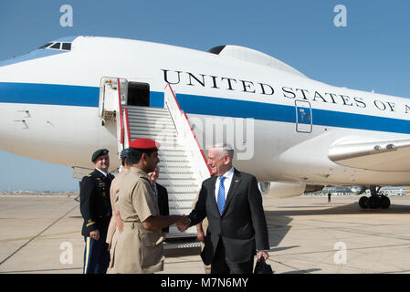 Verteidigungsminister James N. Mattis wird von lokalen militärischen Mitglieder nach in Maskat, Oman, am März 11, 2018 Ankunft begrüßt. (DoD Foto von Armee Sgt. Amber I. Smith) Stockfoto