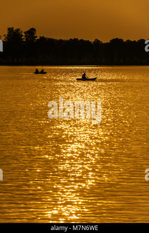 Silhouette von Kajak fahren in der Dämmerung. Stockfoto
