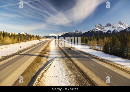 Trans Canada Highway (Highway 1) auf der Durchreise von Canmore, Alberta Ausläufern der Kanadischen Rocky Mountains in der Nähe von Banff National Park Stockfoto