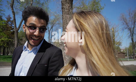 Zwei Liebhaber trifft sich in Park und Lachen. Stockfoto