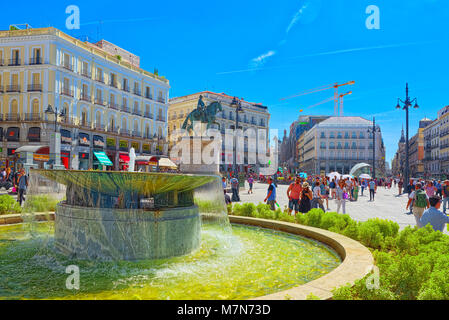 Madrid, Spanien - Juni 06, 2017: Big schönen Platz Puerta del Sol in Madrid, mit Touristen und Menschen. Stockfoto