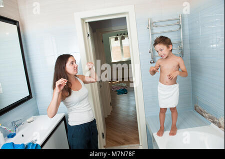 Schöne Mutter ihren Sohn in weißem Kunststoff Badewanne Baden ... Schöne Mutter ihren Sohn in weißem Kunststoff Badewanne Baden ...