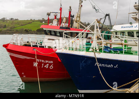 Gewerbliche Seefischerei Trawler, die in der Union Halle Hafen, West Cork, Irland. Stockfoto