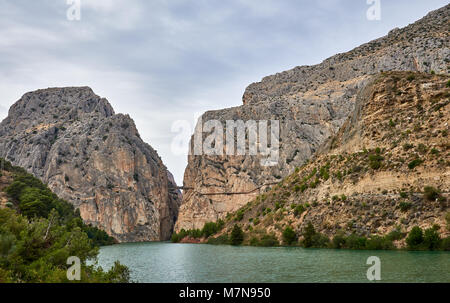 Touristen zu Fuß entlang der Caminito Del Rey Schlucht Gehweg, in der Nähe von Malaga in Spanien. Diese Bahn wurde im Jahr 2015 eröffnet und ist jetzt ein grosser spanische Touristen Stockfoto