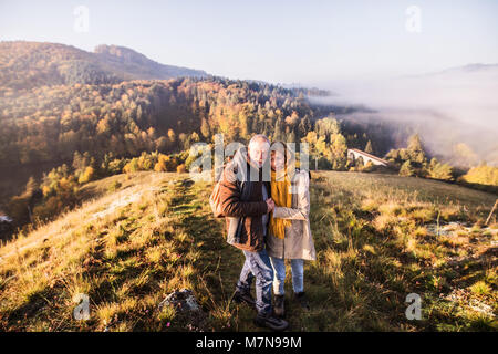 Senior Paar auf einem Spaziergang in einem Herbst Natur. Stockfoto