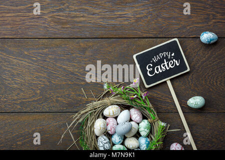 Tabelle Ansicht von oben geschossen von Dekoration Frohe Ostern Urlaub Hintergrund Konzept. Flach bunny Ei mit Tulpe Blume und Kaninchen Puppe auf modernen braun Holz- Stockfoto