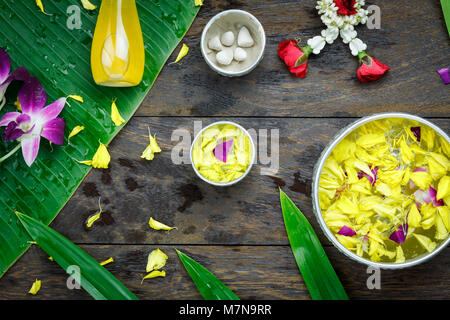 Tabelle Draufsicht Dekoration &-Zeichen auf Songkran Festival oder Thailand neues Jahr Urlaub Hintergrund Konzept. Flach Objekt für den Gottesdienst Jasmin Garland & bl Stockfoto