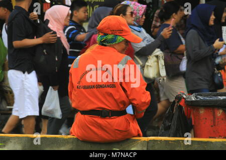 Den Abfall Sammler in Jakarta Autofreier Tag, Bundaran Hotel Indonesien Stockfoto