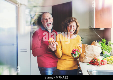 Senior paar Auspacken essen in der Küche. Stockfoto
