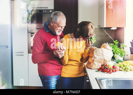 Senior paar Auspacken essen in der Küche. Stockfoto