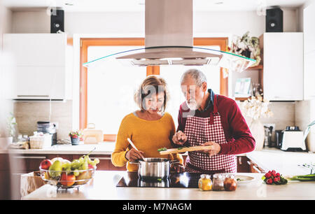 Senior paar Zubereitung von Speisen in der Küche. Stockfoto