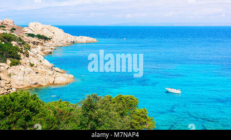 Boot im Mittelmeer in Capo Testa, Santa Teresa Gallura, Sardinien, Italien Stockfoto