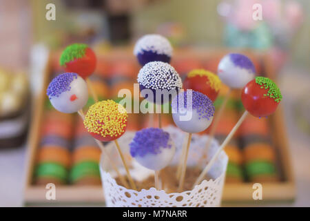 Sortiment von bunten mundgerechte Bonbon oder Kuchen mit Streuseln in ein weißes, geschnürten Metallschale Stockfoto