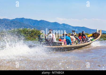 Touristen auf longboat Fahrt am Inle See, Shan Staat, Myanmar (Birma), Asien im Februar Stockfoto