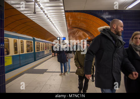 Passagiere verlassen den Bahnsteig nach dem Aussteigen aus der U-Bahn Stockfoto