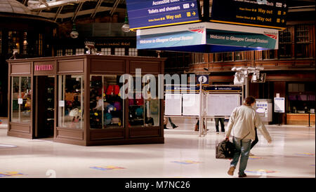 Glasgow Central Bahnhofshalle mit Passagieren Stockfoto