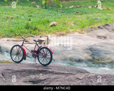 Rotes Fahrrad auf Stein Stockfoto