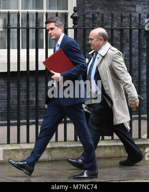 Verteidigungsminister Gavin Williamson (links) kommt in Downing Street, London, nachdem Premierminister Theresa May, eine Sitzung des Nationalen Sicherheitsrates (NSC), in denen die Minister über den neuesten Erkenntnissen über die Nerv agent Anschlag auf einen russischen Spion Sergei Skripal und seine Tochter in Salisbury unterrichtet gerufen. Stockfoto