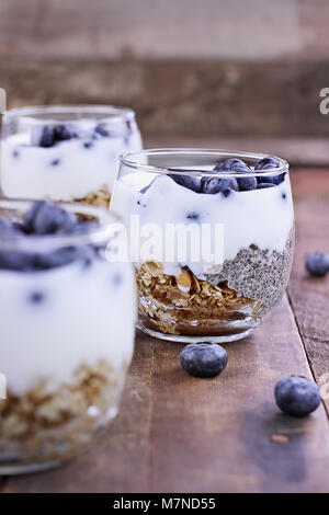 Kefir Joghurt und Chia parfaits. Kefir ist einer der Top Gesundheit Lebensmittel zur Verfügung die Bereitstellung einer leistungsfähigen Probiotika. Extrem geringe Tiefenschärfe. Stockfoto