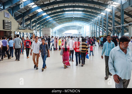 MUMBAI, INDIEN - Januar 2015: Menschen zu Fuß durch die innere Passage am Bahnhof. Stockfoto